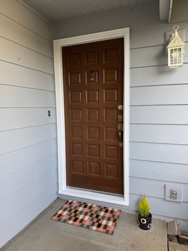 Building Photo - Charming 3-Bedroom Home in Tranquil Ridgev...