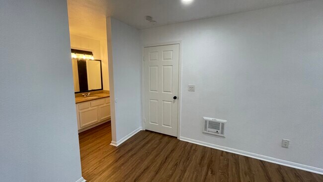 Bedroom 1 / Vanity - 432 Edgehill Ln