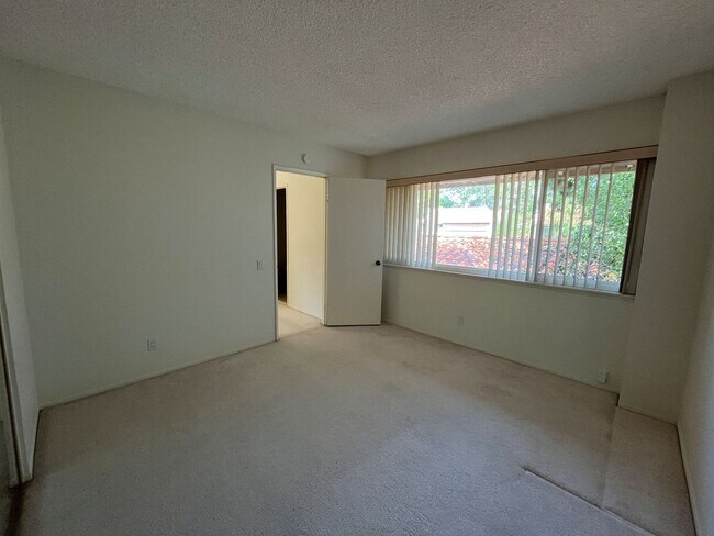 Building Photo - Westlake Village 4+2.5 w/pool, spa, green ...