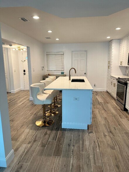 Building Photo - 8733 Bay Pointe Dr