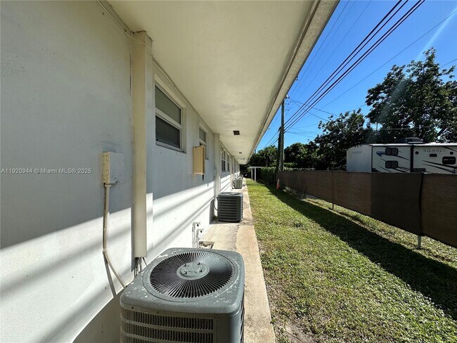 Building Photo - 2436 Van Buren St