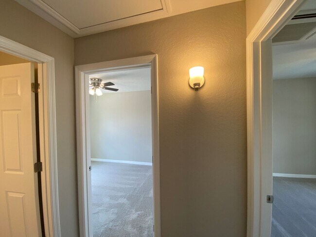Building Photo - Desirable SE Ocala Neighborhood 3/2/2 *WON...