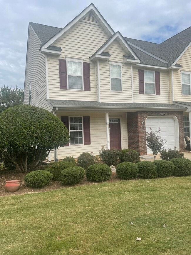 Building Photo - Meticulously Maintained End-Unit Townhome ...