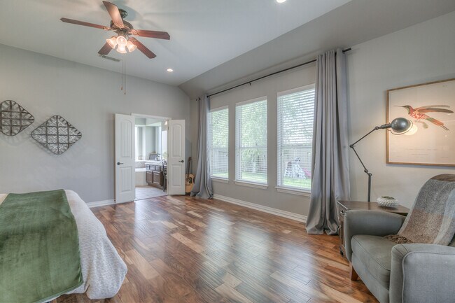 Huge Master bedroom - 323 Arbor Ridge Ln