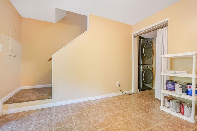 Building Photo - 128 Kings Mill Dr