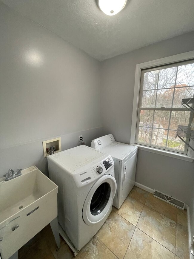 Building Photo - 1513 King Henry Dr