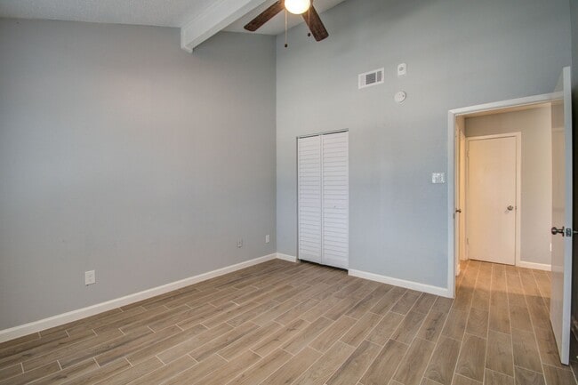 Building Photo - Remodeled 3 Bed / 2 Bath townhome at The B...