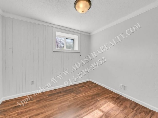 Building Photo - Updated 4 Bed 2 Bath Home in Lees Summit-A...