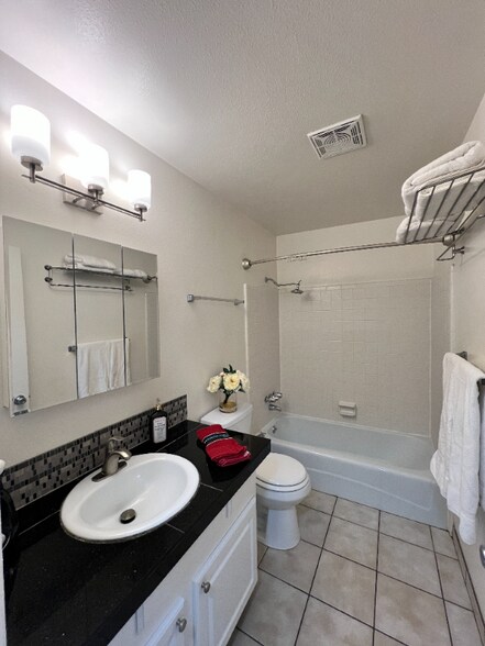 Building Photo - 4570 S 200 E