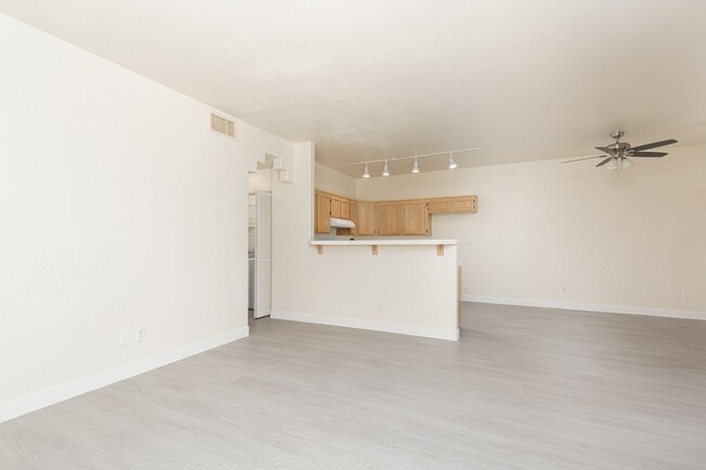 Building Photo - Move-in ready ground-floor 2 bed, 2 bath