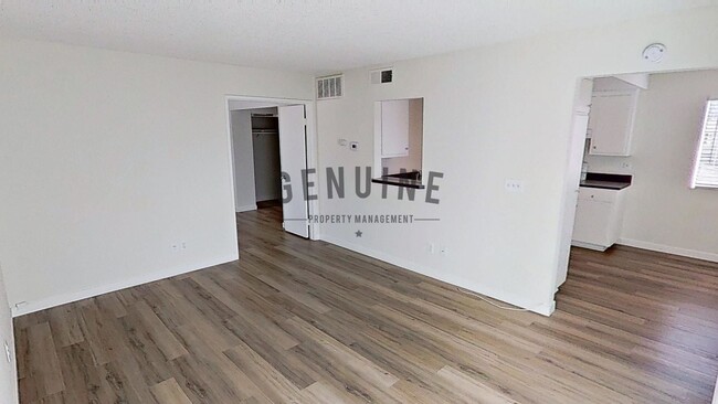 Building Photo - 1 Bedroom  Upstairs Unit in Fullerton - Ne...