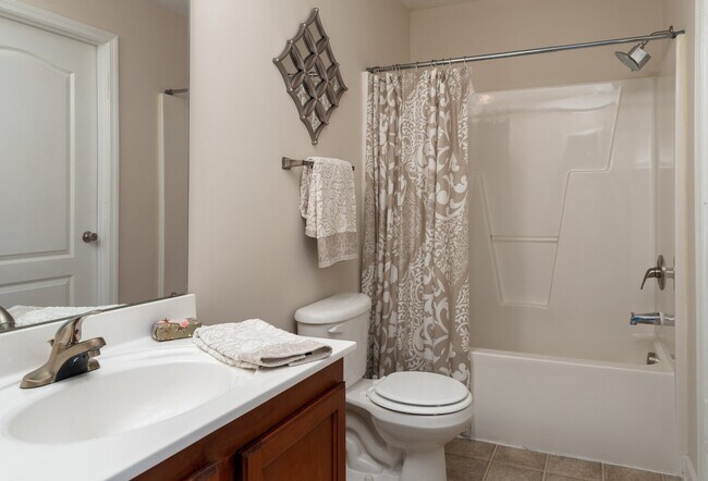 Building Photo - Largest 3 Bedroom 2 Bath Available $1,599/mo - $0-Deposit