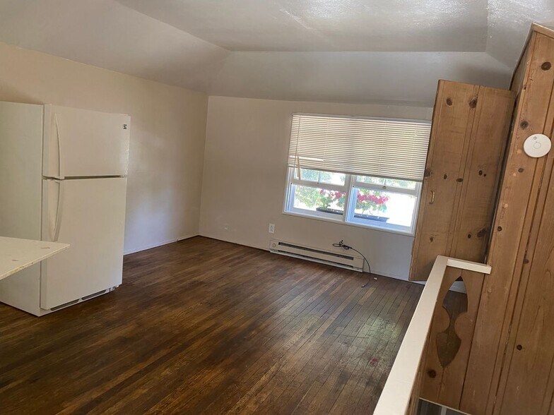 Building Photo - 618 Benton St