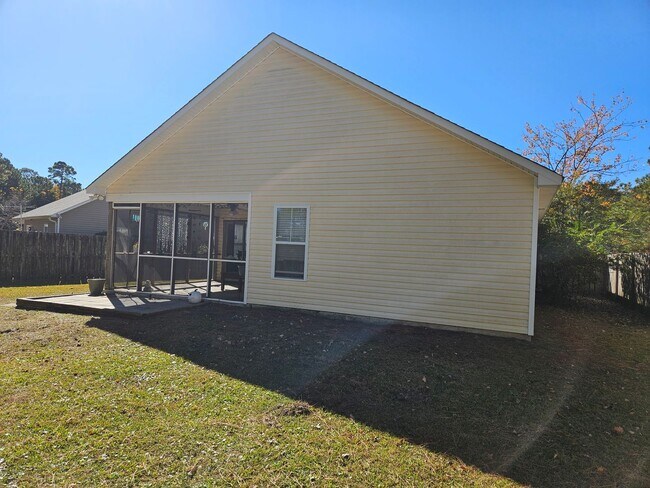 Building Photo - Lovely 3 Bedroom, 2 bath unfurnished home located in Hampstead - Plantation Pointe Community