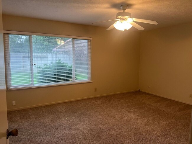 Building Photo - 948 Northwood Dr