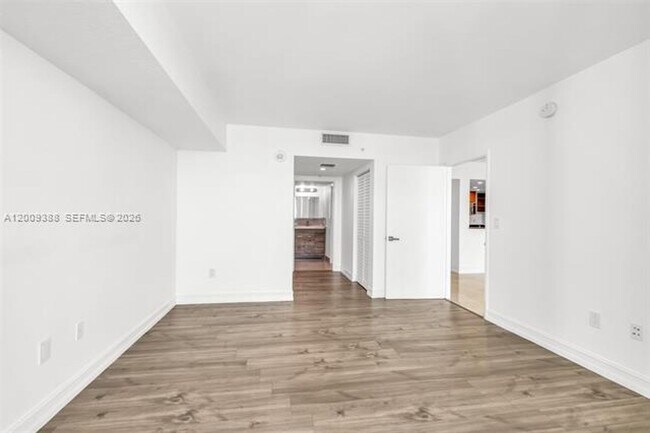 Building Photo - 1800 N Bayshore Dr