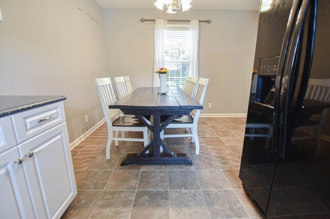 Building Photo - Pet Friendly Three Bedroom!