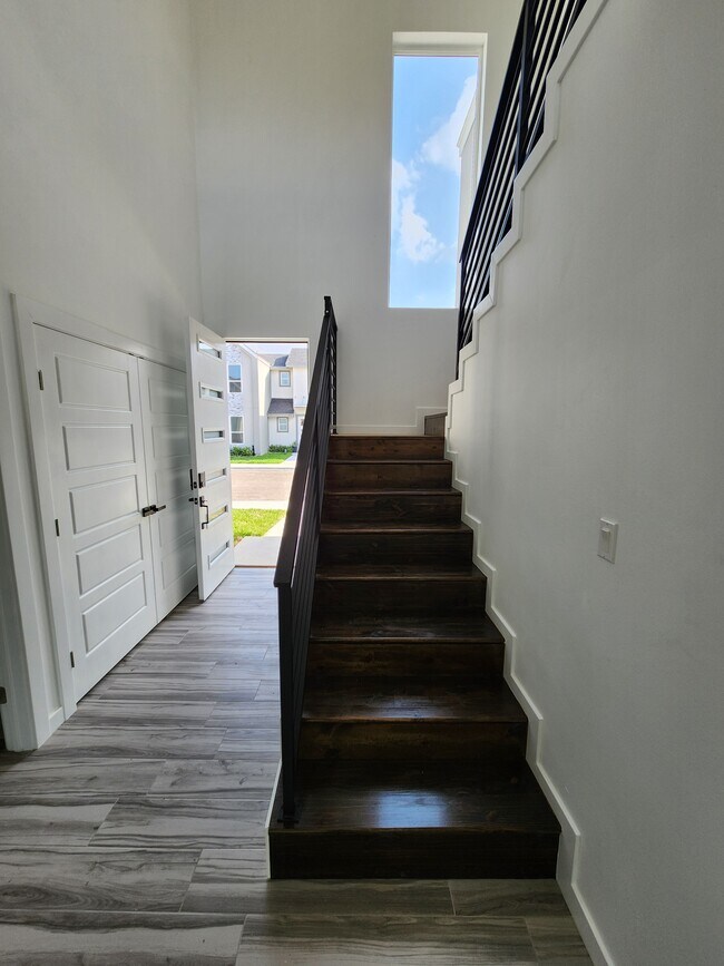 Building Photo - 706 W Seminole Ave