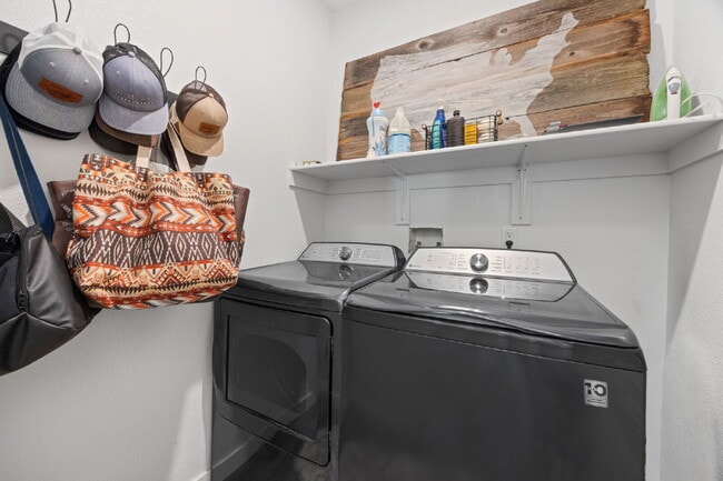 Building Photo - newly remodeled charming 2bd/2ba condo w/pool access