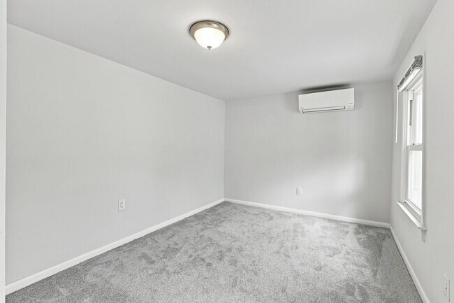 Building Photo - 550 Dauphin St
