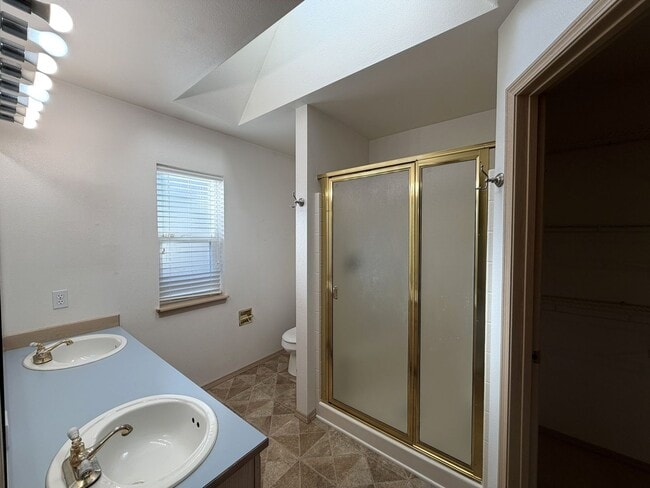 Building Photo - Charming Gleneagle Rambler – Prime Arlington Location