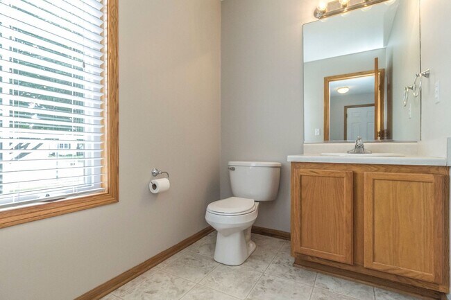 Building Photo - FANTASTIC LOCATION!! 3 Bed, 2.5 Bath Home in Waukee