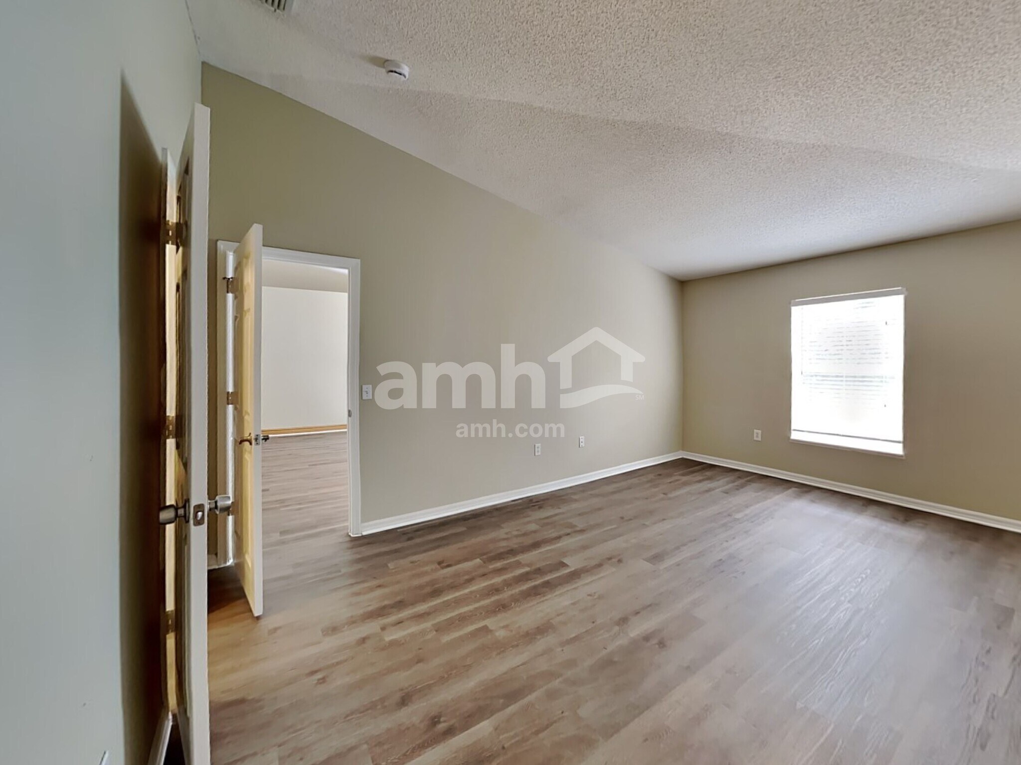 Building Photo - 25012 Hyde Park Blvd