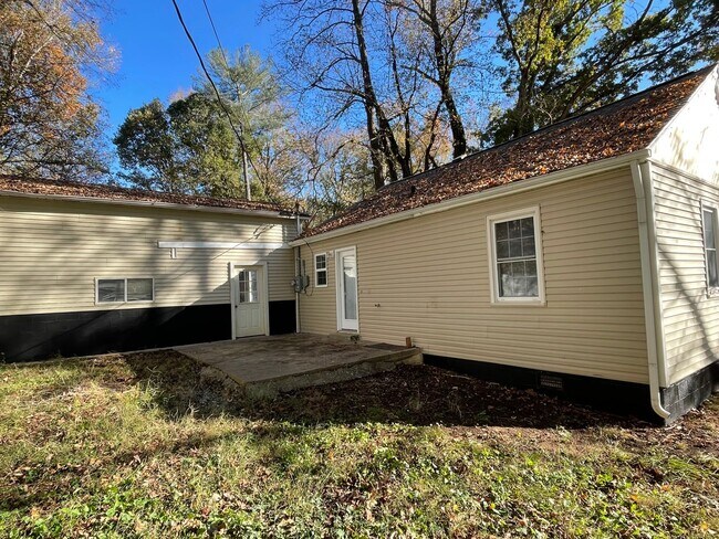 Building Photo - Renovated 2 bedroom home for rent Near Downtown Clarksville!