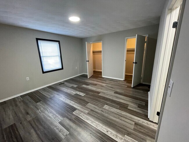 Building Photo - Oversized 3 Bedroom with laundry room & Sp...