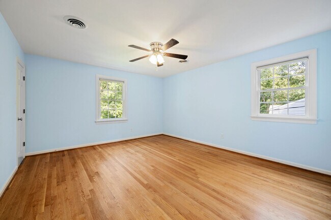 Building Photo - 2401 Scarsborough Dr