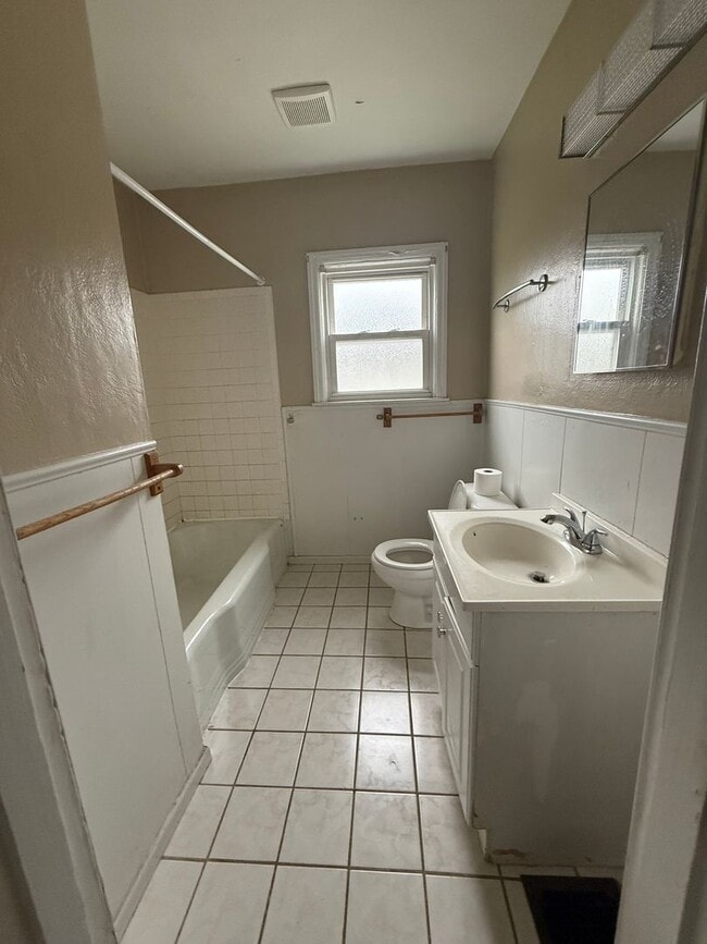 Building Photo - 3 bedroom 1 bath $1300