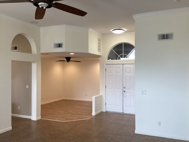 Building Photo - 7526 N Ellendale Ave