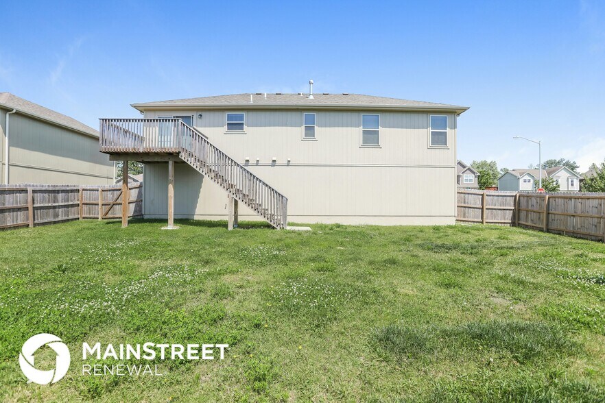 Building Photo - 592 S Walnut St