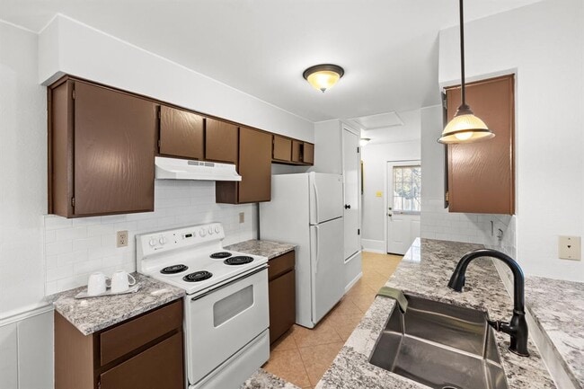 Building Photo - 9807 Hundred Oaks Cir