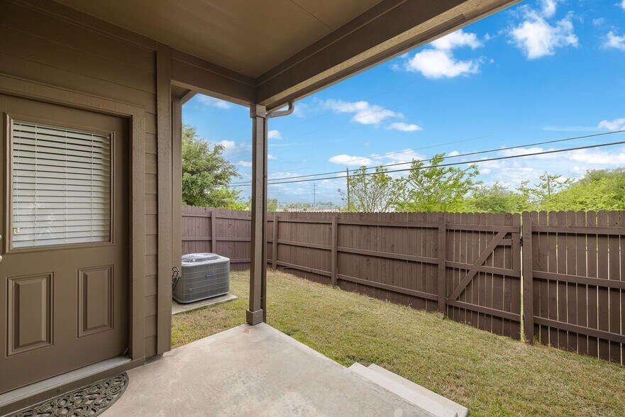Building Photo - 2880 Donnell Dr