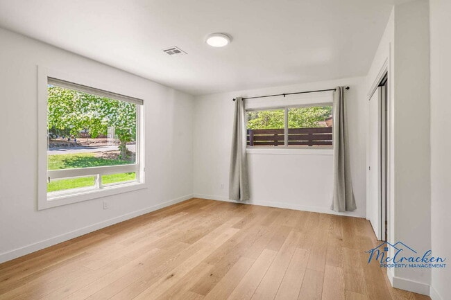 Building Photo - Modernized Spacious 3 Bedroom Home with Lush Outdoor Living in the Heart of Ashland