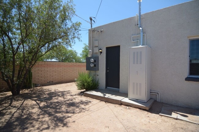 Building Photo - 3830 E Fairmount St