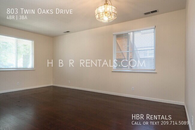 Building Photo - 803 Twin Oaks Dr