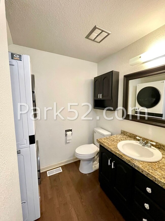 Building Photo - 2 Bedroom Tacoma Townhome