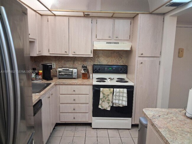 Building Photo - 1100 St Charles Pl