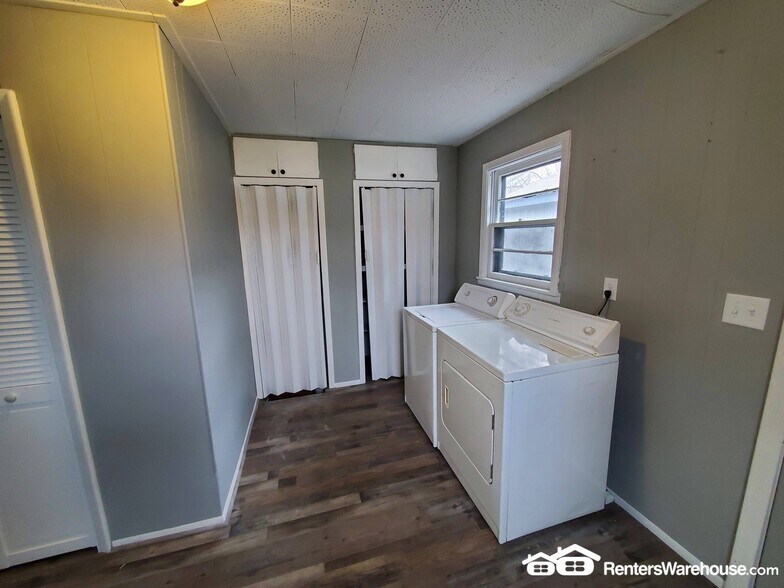 Building Photo - 111 Douglas Ave W