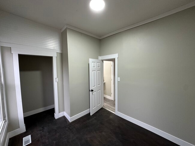 Building Photo - 16 S McGee St