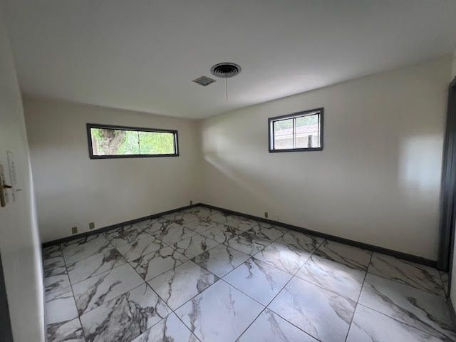 Building Photo - 2464 Kensington Dr