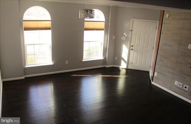 Primary Photo - 13675 Air and Space Museum Pkwy