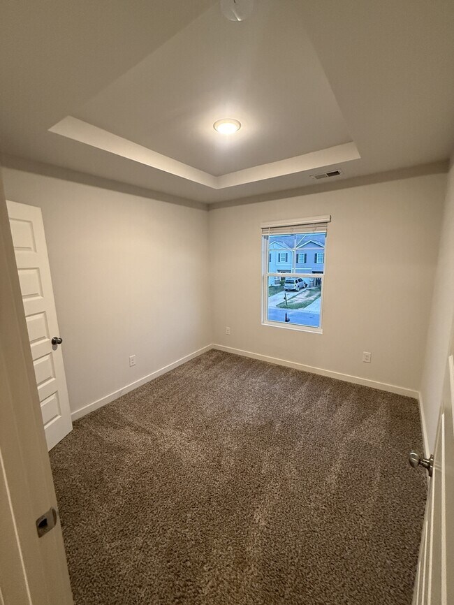 Building Photo - 680 The Heights Ln