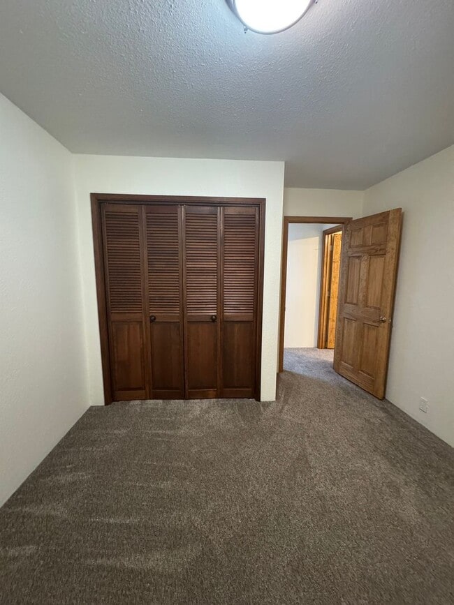 Building Photo - 3 Bdrm, 3 Bath home in Lynnewood with Gourmet Kitchen, 3 miles to Sky Lakes Medical Ctr and OIT