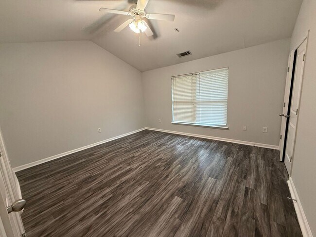 Building Photo - PRE-LEASING FOR AUGUST 2026!