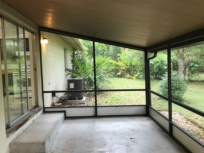 Building Photo - 2200 Pine Hill Pl