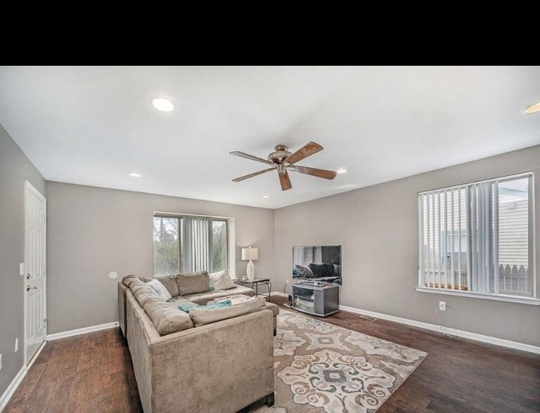 1st floor Livingroom - 512 W 12 Mile Rd