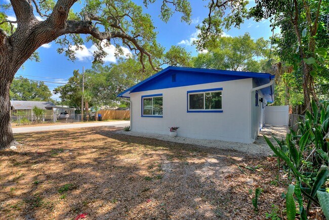 Building Photo - A Truly Charming Find! Discover this stunning 1-bedroom, 1-bath duplex in the highly sought-after...